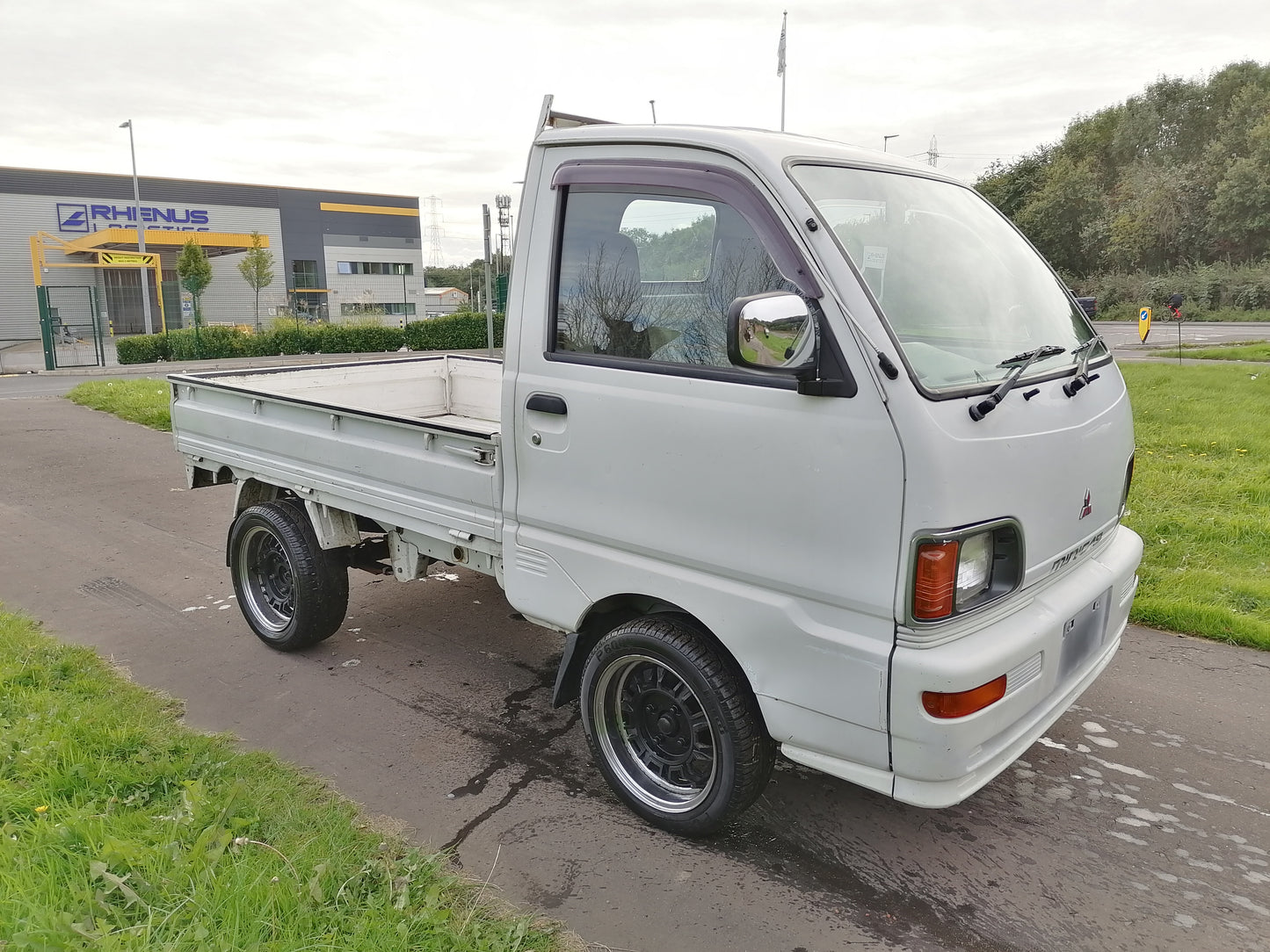 Mitsubishi minicab truck