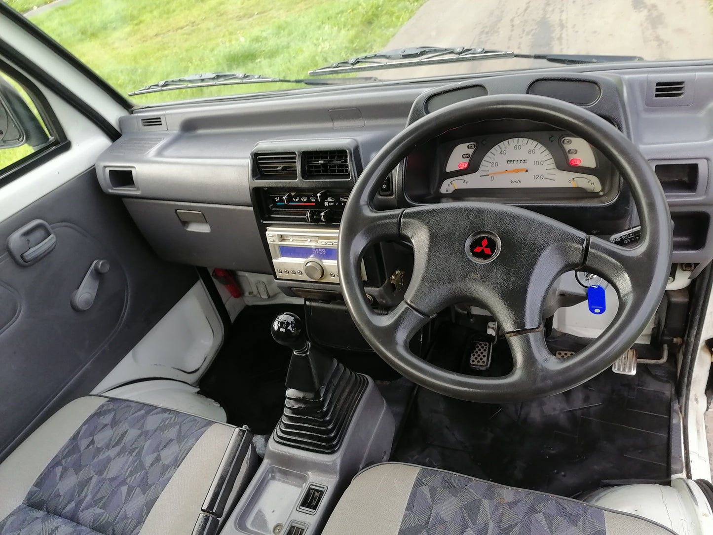 Mitsubishi minicab truck